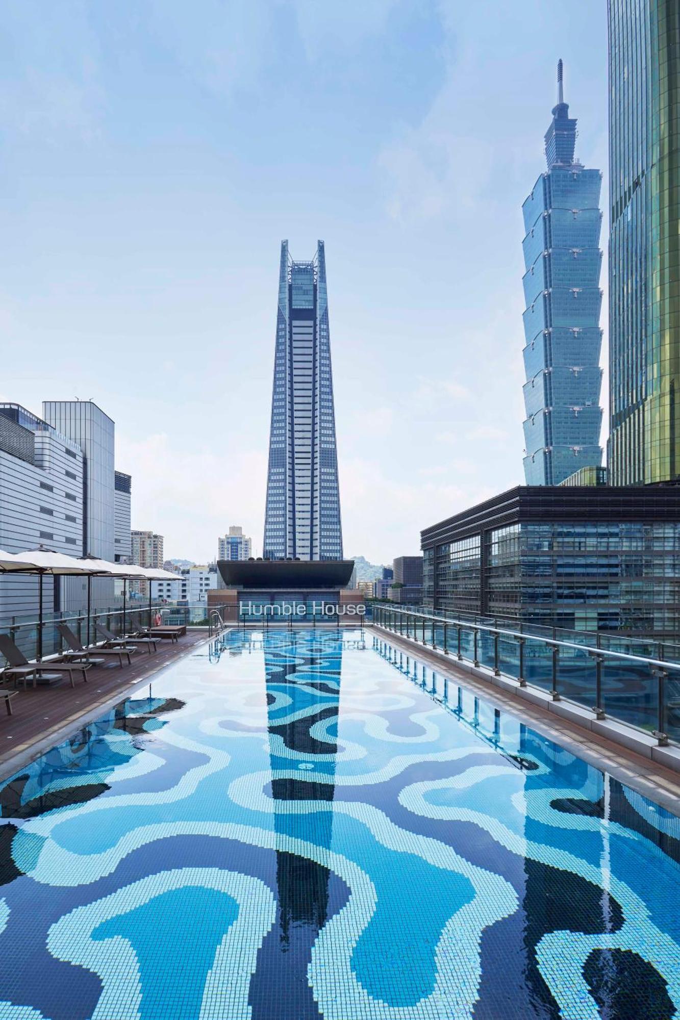 Humble House Taipei, Curio Collection By Hilton Hotel Ngoại thất bức ảnh The swimming pool at the hotel