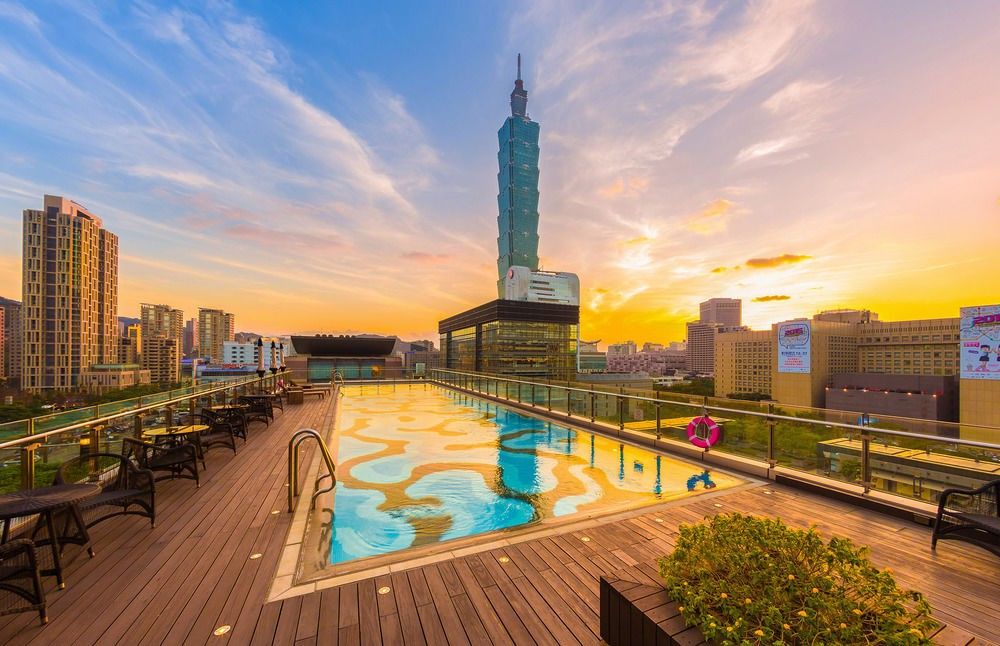 Humble House Taipei, Curio Collection By Hilton Hotel Ngoại thất bức ảnh View of Taipei 101 from the rooftop pool