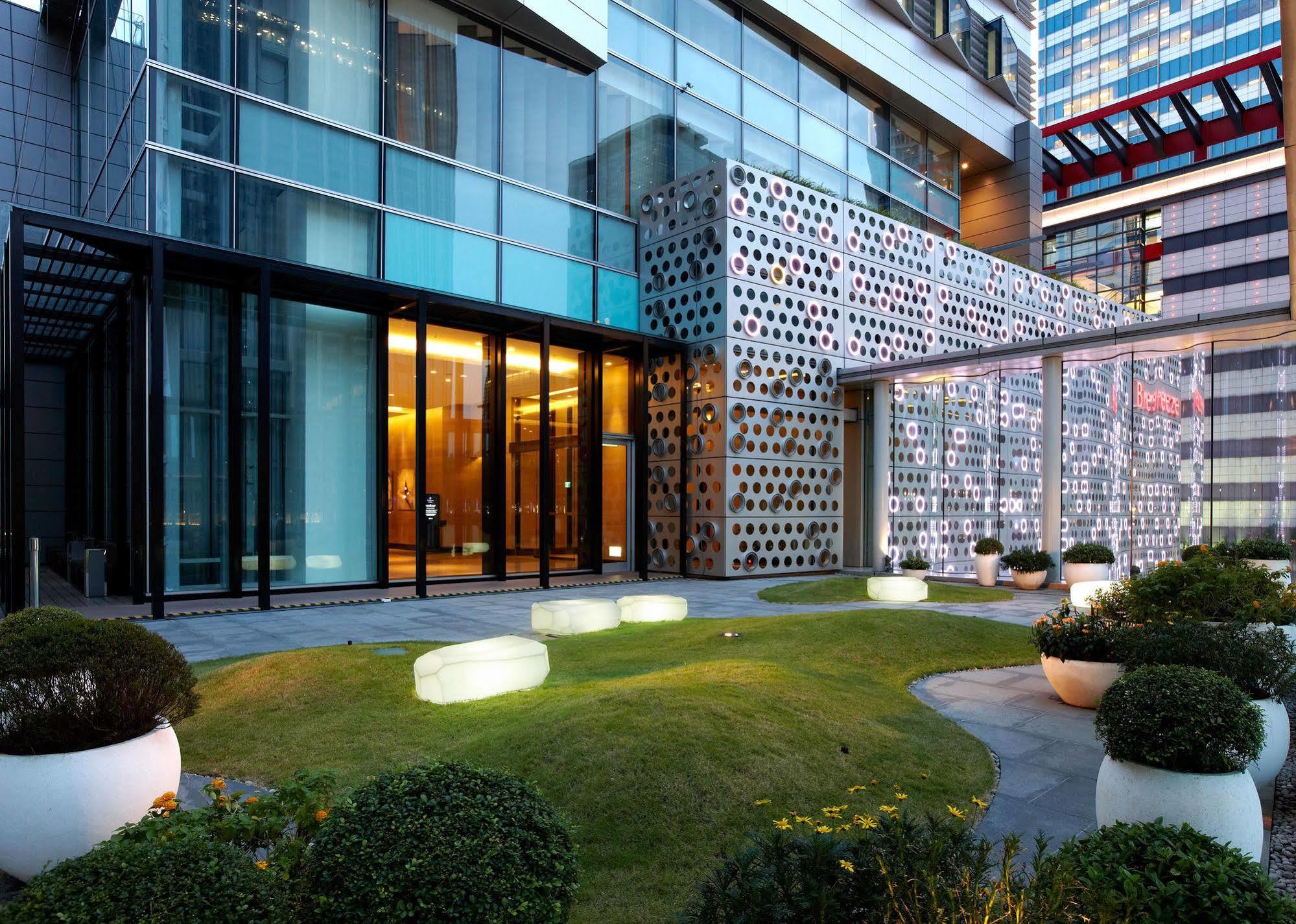 Humble House Taipei, Curio Collection By Hilton Hotel Ngoại thất bức ảnh The hotel's entrance