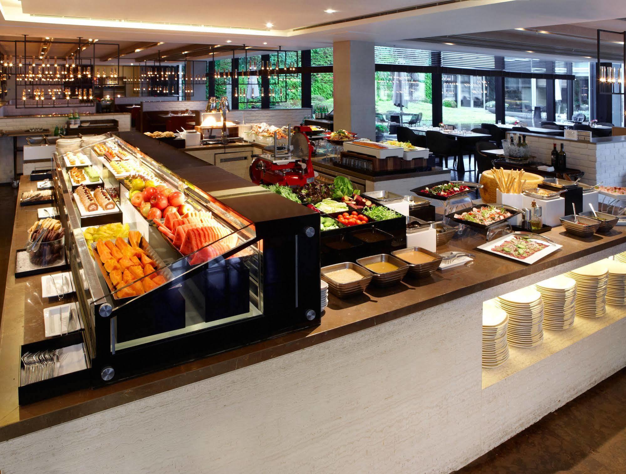 Humble House Taipei, Curio Collection By Hilton Hotel Ngoại thất bức ảnh A buffet at a restaurant